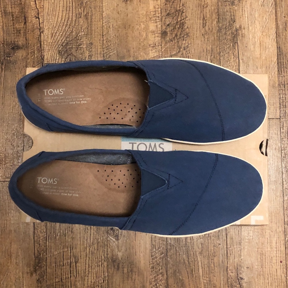 Tom’s navy blue paseo size 14 great shape